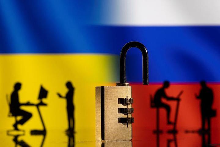 ロシアとウクライナの国旗とコンピューターを使用する人たちのイメージ