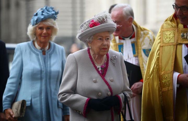 英国のエリザベス女王（写真中央）とチャールズ皇太子のカミラ夫人（同左）