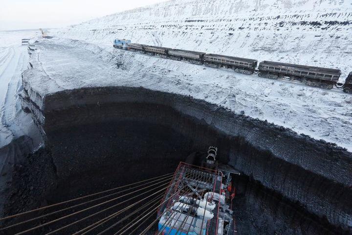 ロシア最大級の露天掘り炭鉱で、石炭を掘削しながら移動する石炭列車