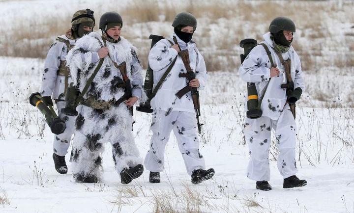 米軍が提供した武器で演習するウクライナ兵