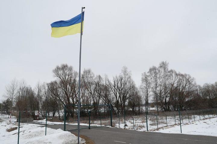 国境地帯に掲げられたウクライナ国旗