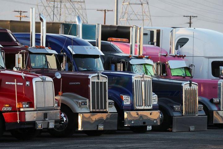 カリフォルニア州アデラントに集まるトラック