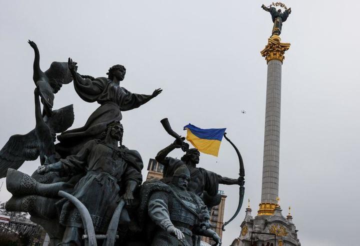 ウクライナ首都キエフ市内にある独立広場の銅像