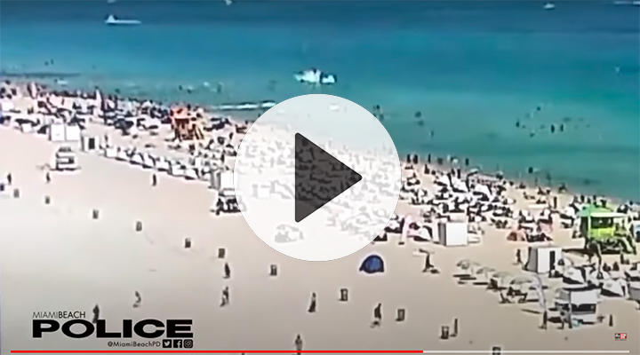 マイアミの海にヘリが墜落する瞬間