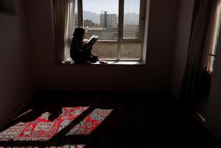 自宅で読書するアフガニスタンの女子大学生