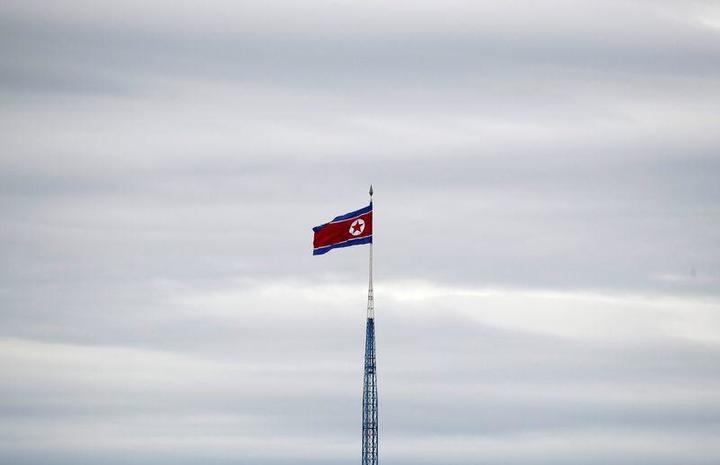 北朝鮮のギジョンドン村に掲げられた北朝鮮国旗