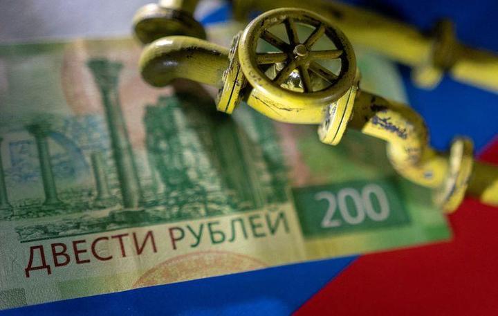 パイプラインとロシアルーブル紙幣のイメージ