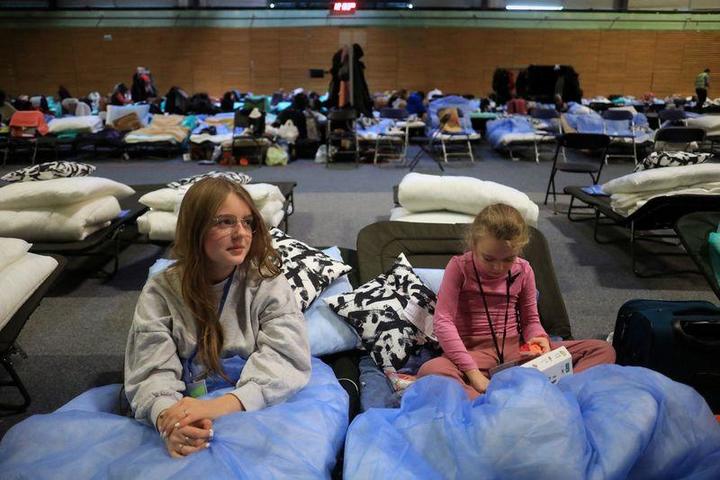 ワルシャワのウクライナ避難民受け入れセンターに避難した女の子たち