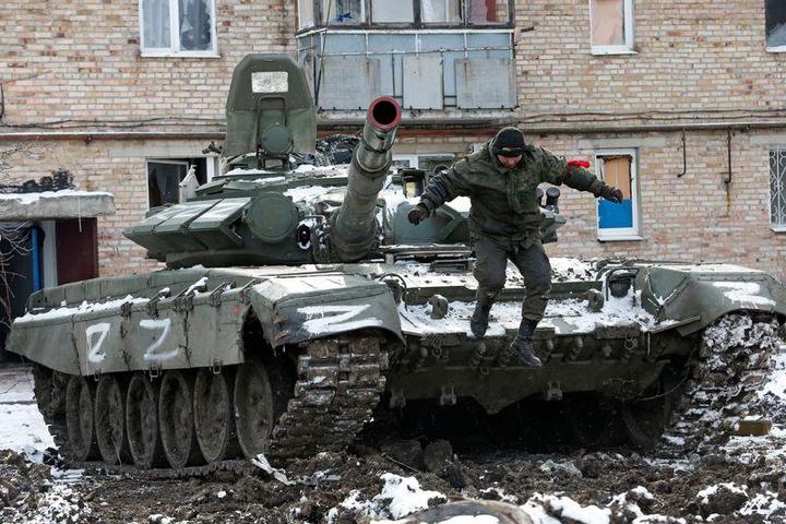 ウクライナ親ロシア派部隊の戦車と戦闘員