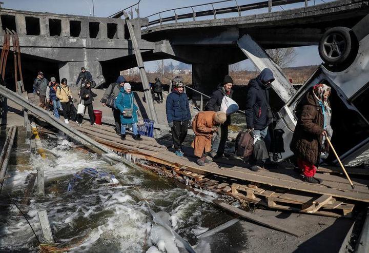 避難するウクライナ市民