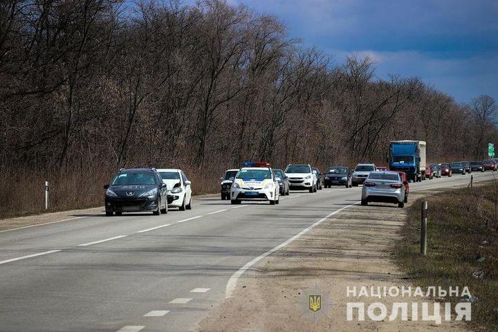 ウクライナ南部マリウポリから脱出する車の車列