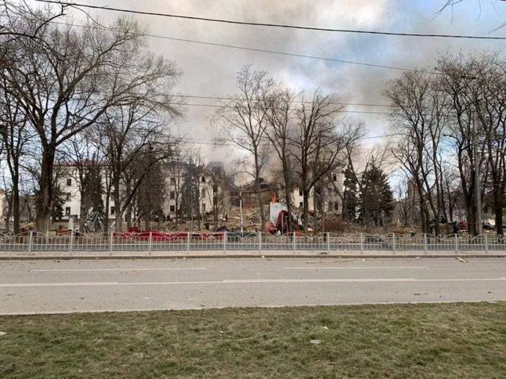 ウクライナ南東部マリウポリでロシア軍の空爆を受けた劇場