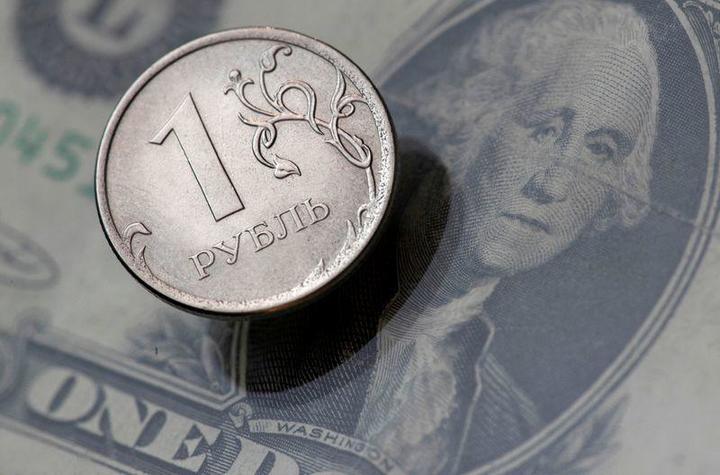 ルーブル貨幣とドル紙幣