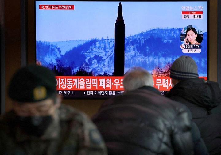 ソウル市内のモニターで、北朝鮮によるミサイル発射のニュースを見る人々
