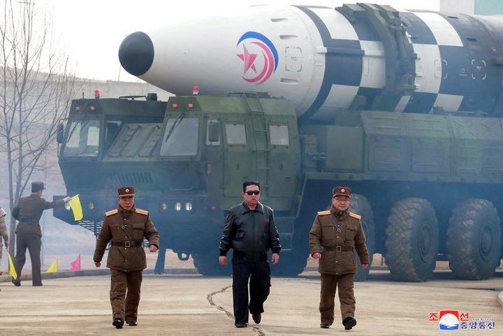 新型とされるICBMの前を歩く金正恩朝鮮労働党総書記