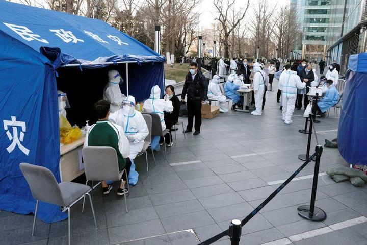 北京のショッピングモール前で行われた新型コロナウイルスの検査