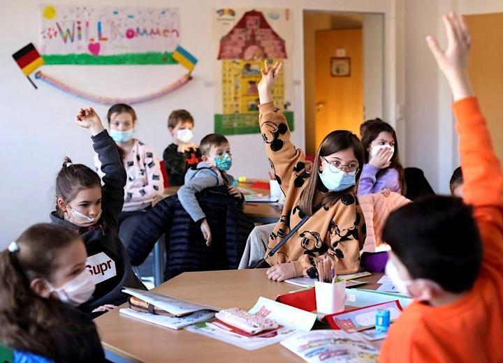 独ドュッセルドルフの小学校が用意した入学前の準備クラスに通うウクライナからの難民の子供たち