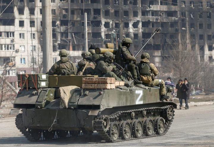 ウクライナのマリウポリを走行するロシア軍の戦車