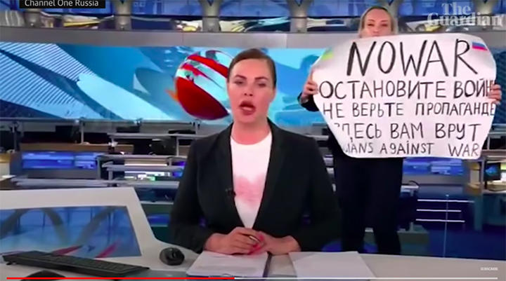 国営テレビの生放送で戦争に抗議する女性