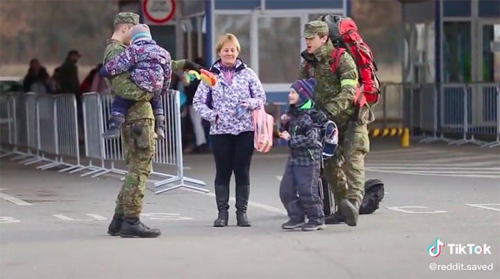 ウクライナ難民とスロバキアの国境警備隊