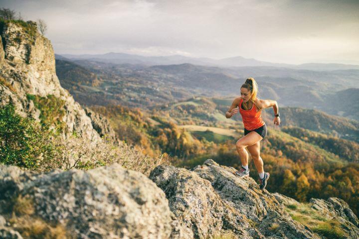 山の上を走る女性