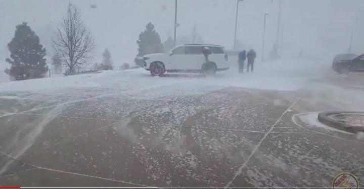 地吹雪が舞うノースダコタ州の道路