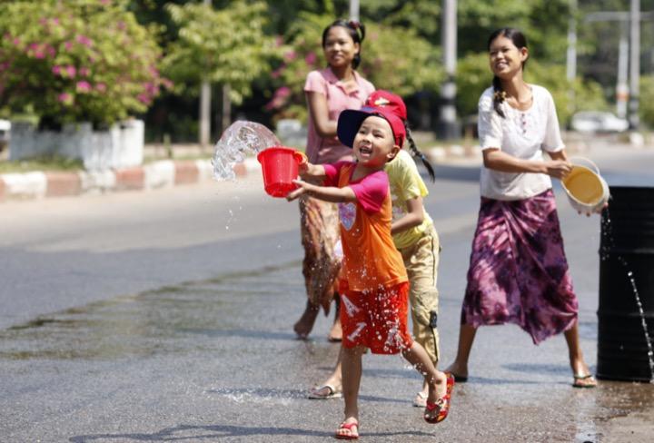 水をかけるミャンマーの少年少女