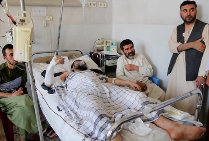 アフガニスタンのモスクの爆発で負傷した男性