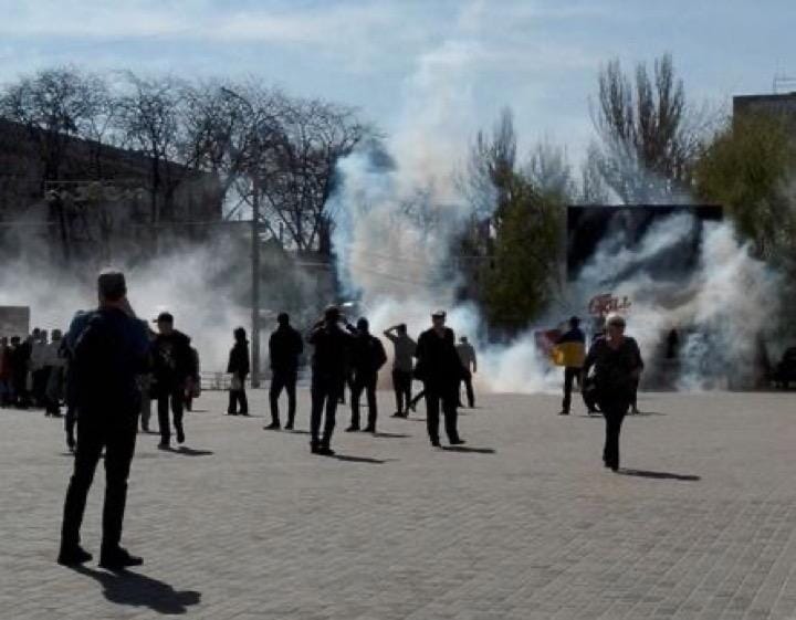 ウクライナ市民を催涙ガスや音響閃光弾で散会させるロシア軍