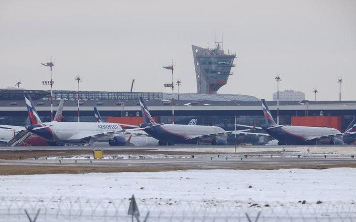 モスクワの国際空港に駐機するロシアの民間旅客機