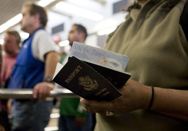 アメリカのパスポートをもつ女性