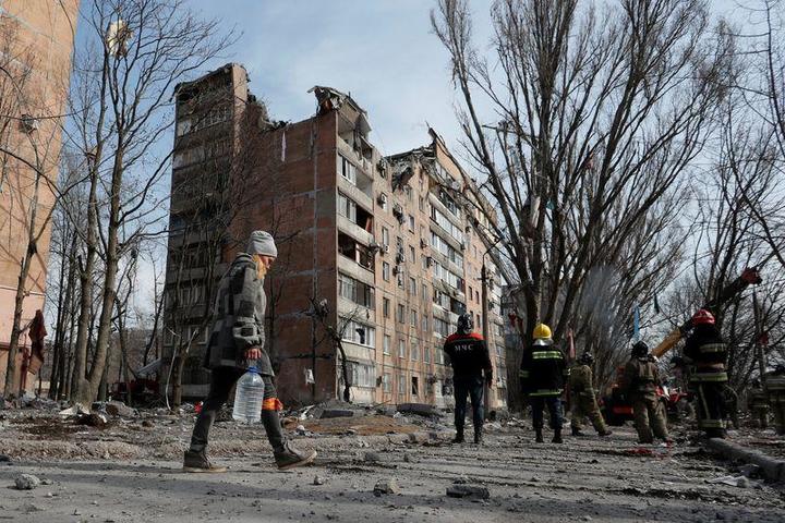 ウクライナ南東部のドネツク州でロシア軍の攻撃で廃墟となったアパート