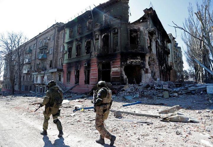 ロシア軍の攻撃で廃墟となったウクライナ南東部マリウポリのアパート