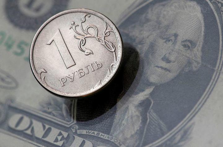 ルーブル硬貨とドル紙幣