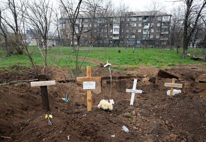ウクライナ南部のマリウポリに作られた墓標