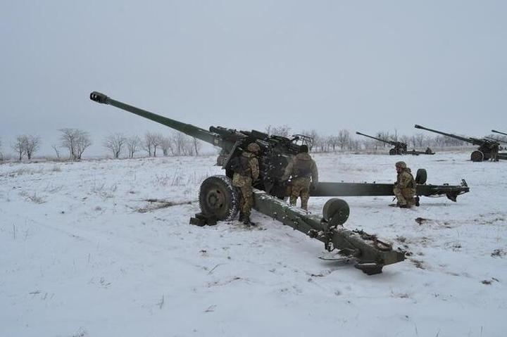 ウクライナ・ヘルソン州で行われた砲撃・対空訓練に参加するウクライナ兵