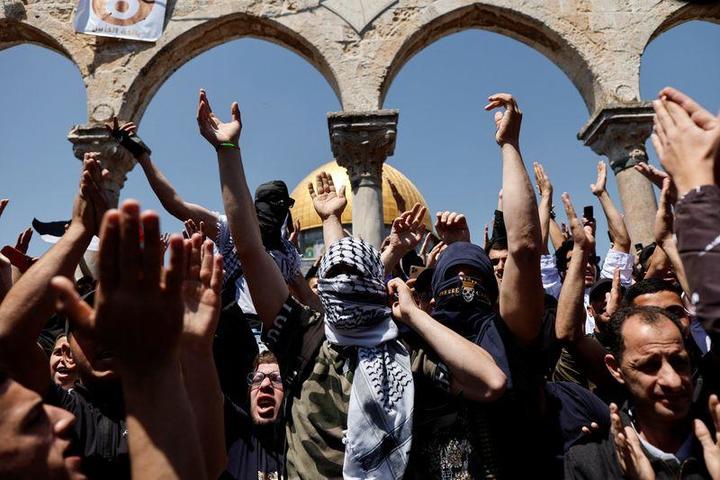 イスラエル側との衝突後にエルサレム旧市街でのスローガンを叫ぶパレスチナ人ら