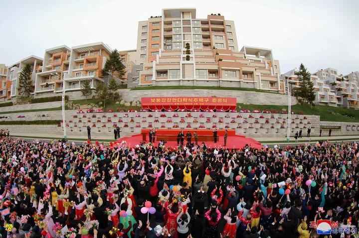 金正恩朝鮮労働党総書記が出席して開かれた平壌の集合住宅完成式典