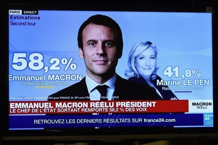 テレビに映し出された仏大統領の開票速報