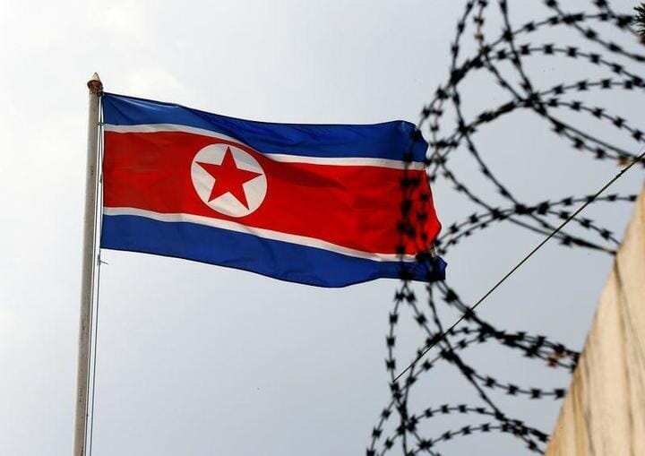 鉄条網と北朝鮮国旗