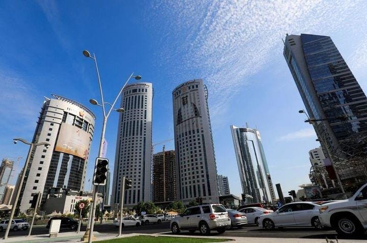 カタールの首都ドーハのビル群と自動車