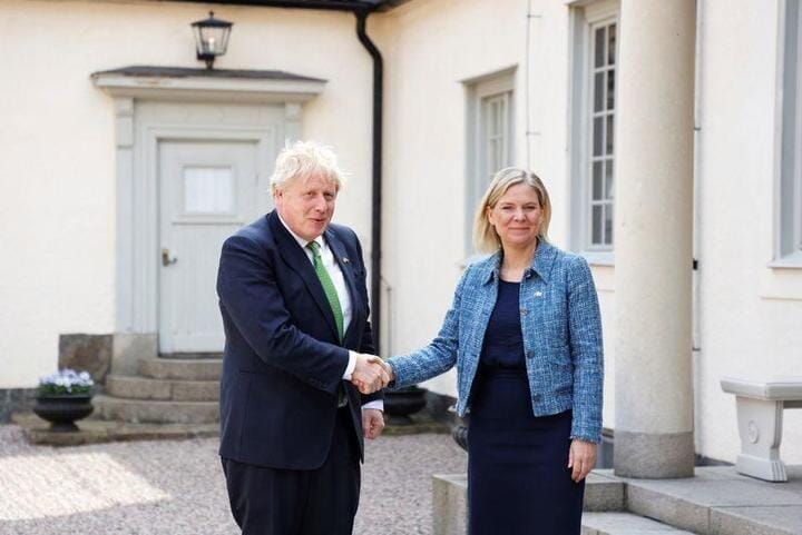 イギリスのジョンソン首相（左）とスウェーデンのアンデション首相（右）