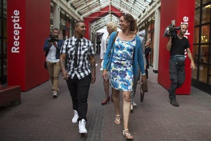 アムステルダムの市役所に変更申請に訪れたトランスジェンダーの人々