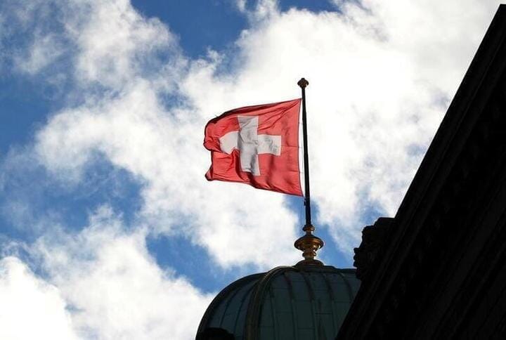 ベルンの連邦議事堂にたなびくスイス国旗