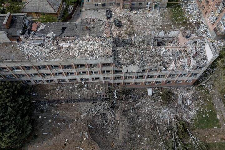 ロシアのロケット弾攻撃で破壊されたウクライナ・ドネツク地域の建物