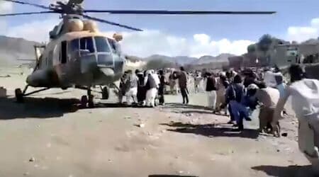 負傷した人々と救助のヘリコプター