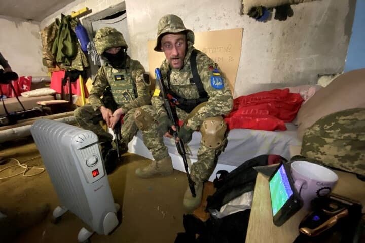 サッカーを見るウクライナ兵