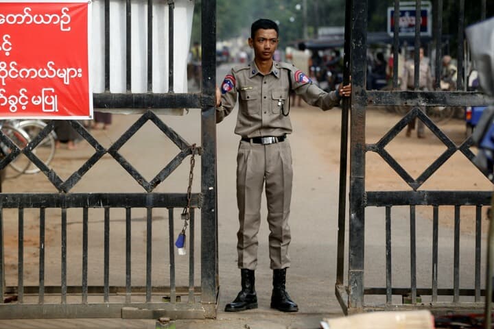 ヤンゴンの刑務所入り口に立つ刑務官