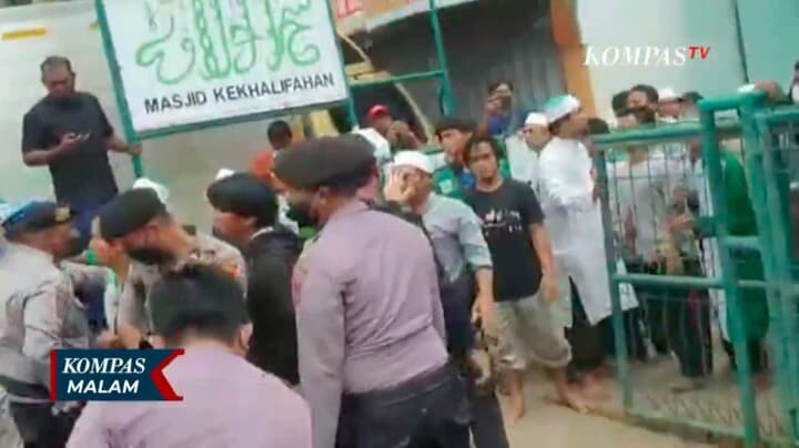 「カリフ制を目指すイスラム教」メンバーと家宅捜査するインドネシアの治安当局