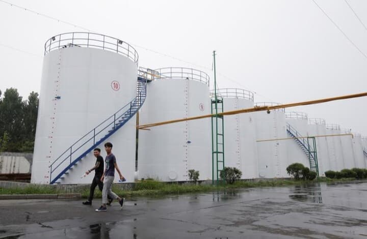 山東省の工場に設置された石油タンク